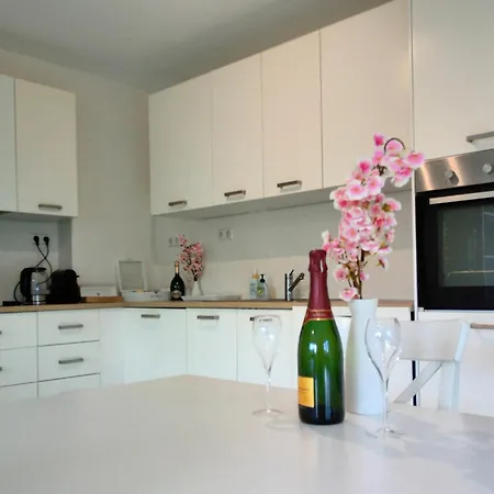 לינה וארוחת בוקר Elegant Living Room At Luxembourg Gare *